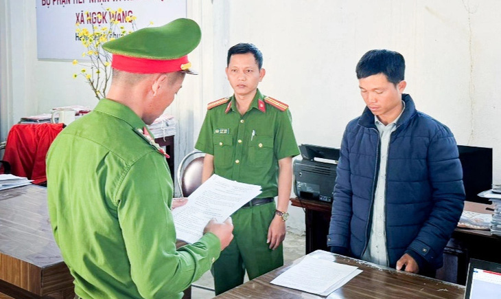Công an tỉnh Kon Tum khám xét khẩn cấp nơi làm việc của cán bộ địa chính Bùi Thu Ba, người đã tiếp tay cấp sổ đỏ trái quy định pháp luật - Ảnh: N.N 