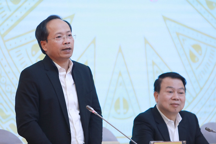 Thứ trưởng Bộ Giao thông vận tải Nguyễn Duy Lâm (bên trái) - Ảnh: DANH KHANG