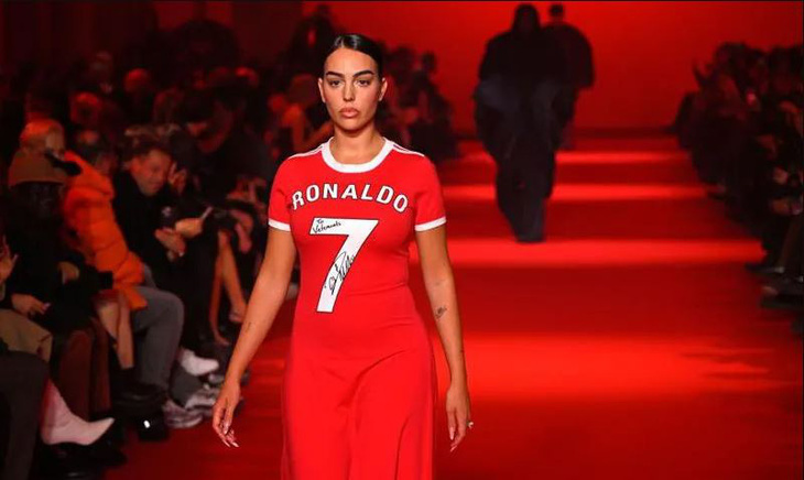 Georgina Rodriguez mặc chiếc váy đặc biệt mang áo số 7 của Ronaldo - Ảnh: Getty Images