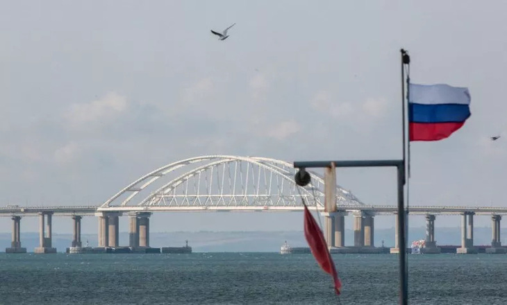 Ảnh chụp tháng 10-2022 cho thấy cầu Crimea nối bán đảo Crimea với lục địa Nga. Truyền thông Nga cho biết đoạn ghi âm bị rò rỉ có chứa cuộc thảo luận giữa các sĩ quan Đức về khả năng đánh bom cầu Crimea - Ảnh: AFP