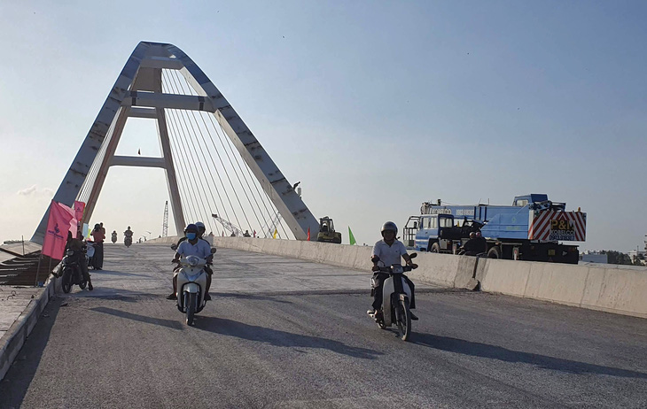 Cầu Trần Hoàng Na thông xe kỹ thuật cuối năm 2023 nhưng nay vẫn chưa đưa vào khai thác - Ảnh: LÊ DÂN