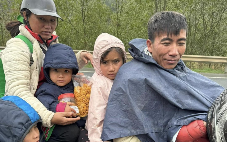Nhói lòng gia đình 7 người đi xe máy ngược xuôi Cao Bằng - Lạng Sơn giữa giá rét tìm việc làm