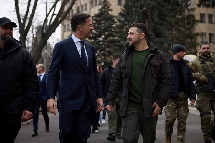 Thủ tướng Hà Lan Mark Rutte (trái) và Tổng thống Ukraine Volodymyr Zelensky tại thành phố Kharkov (Ukraine) ngày 1-3 - Ảnh: REUTERS
