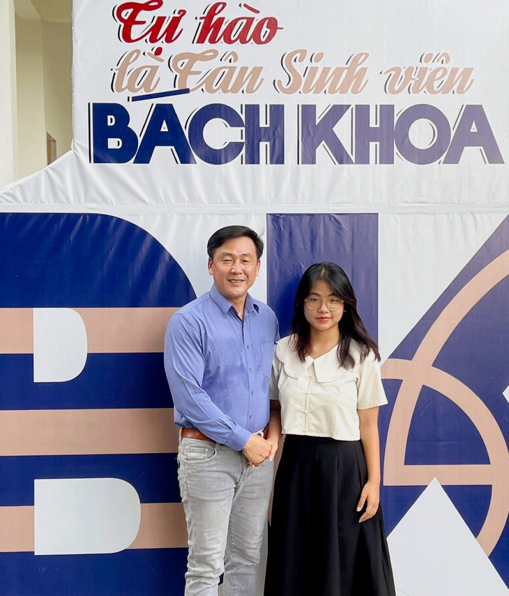 Anh Nguyễn Quốc Thịnh (trái) và con gái Nguyễn Nhật Linh tại lễ khai giảng, chào đón tân sinh viên khóa 2023 của Trường ĐHBK
