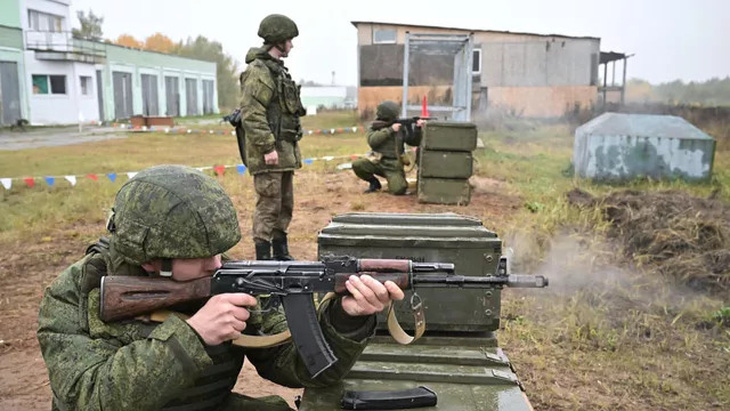 Quân nhân trong khóa huấn luyện tại các trại huấn luyện quân sự ở khu vực Matxcơva - Ảnh: RIA NOVOSTI