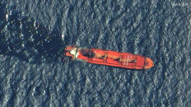 Ảnh vệ tinh cho thấy tàu chở hàng Rubymar trước khi chìm ở Biển Đỏ ngày 1-3 - Ảnh: REUTERS