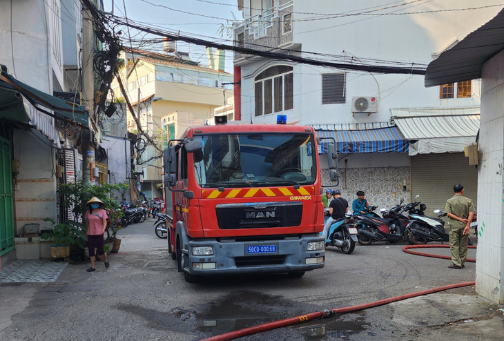 Xe cứu hỏa triển khai công tác chữa cháy - Ảnh: B.H.