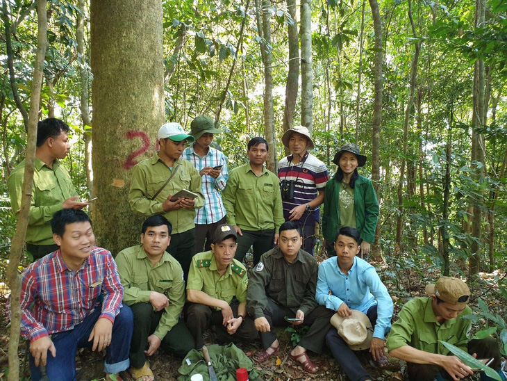 Đoàn nghiên cứu khảo sát rừng chụp ảnh với cán bộ kiểm lâm - Ảnh chụp tại huyện A Lưới - Ảnh: TRÍ DŨNG