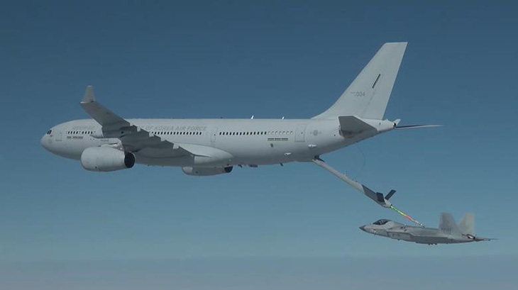 Ảnh chụp màn hình video của DAPA cho thấy chiếc KF-21 đã được kết nối với ống dẫn nhiên liệu từ máy bay vận tải