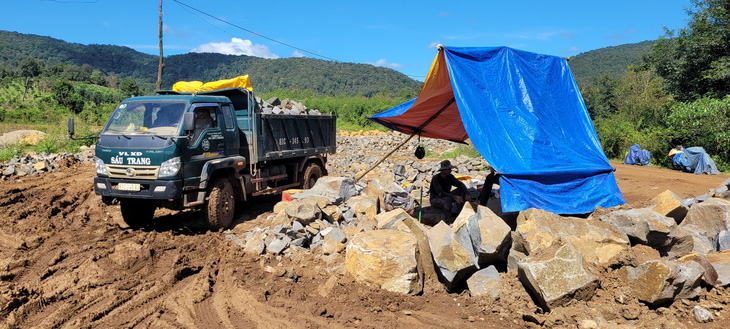 Hoạt động khai thác khoáng sản tại một mỏ đá ở tỉnh Gia Lai - Ảnh: BỒNG SƠN