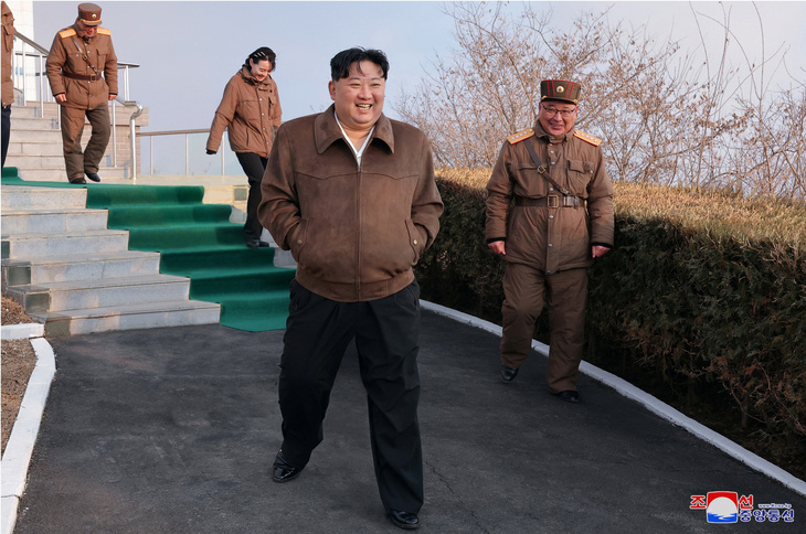 Nhà lãnh đạo Triều Tiên Kim Jong Un chỉ đạo cuộc thử động cơ tên lửa ngày 19-3 - Ảnh: REUTERS