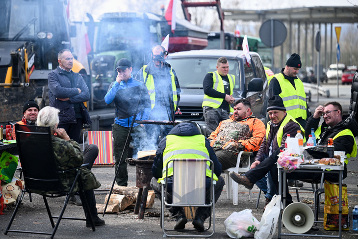 Nông dân Ba Lan biểu tình bằng cách chặn đường cao tốc ngày 20-3 - Ảnh: REUTERS