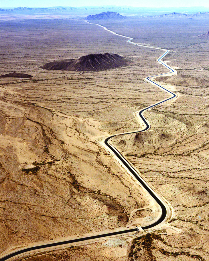 Central Arizona Project - dài 540km, mất 20 năm và 4 tỉ USD để hoàn thành - hiện cấp nước cho hàng triệu người dân Arizona và tạo ra giá trị kinh tế hơn 2 ngàn tỉ USD. Ảnh: USBR