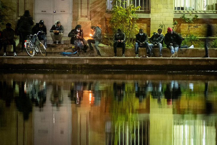 Một nhóm hút cocaine ở Paris - Ảnh: AFP