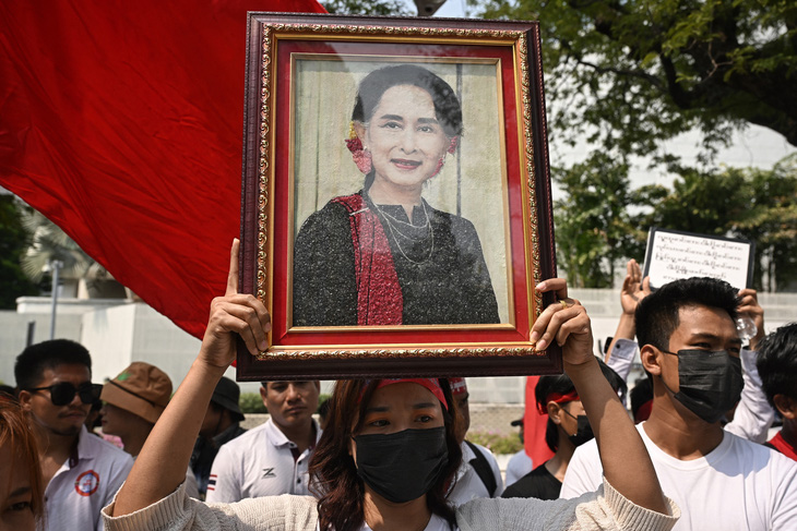 Người dân biểu tình đòi chính quyền quân sự Myanmar trả tự do cho bà Aung San Suu Kyi trước cửa văn phòng Liên Hiệp Quốc tại Bangkok (Thái Lan) hôm 1-2, nhân kỷ niệm 3 năm ngày đảo chính - Ảnh: AFP