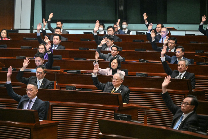 Các nhà lập pháp Hong Kong biểu quyết trong phiên họp thông qua luật an ninh quốc gia mới ngày 19-3 - Ảnh: AFP