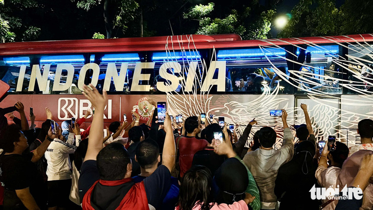 Đám đông CĐV Indonesia vây quanh xe chở đội nhà rời sân sau buổi tập - Ảnh: N.K