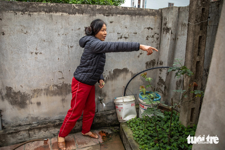 Bà Doãn Thị Thu (58 tuổi, phường Ninh Sơn, thị xã Việt Yên, Bắc Giang) cho biết bà và nhiều hộ gia đình khác vẫn chưa tin tưởng dùng nguồn nước lấy từ sông Cầu - Ảnh: D.KHANG