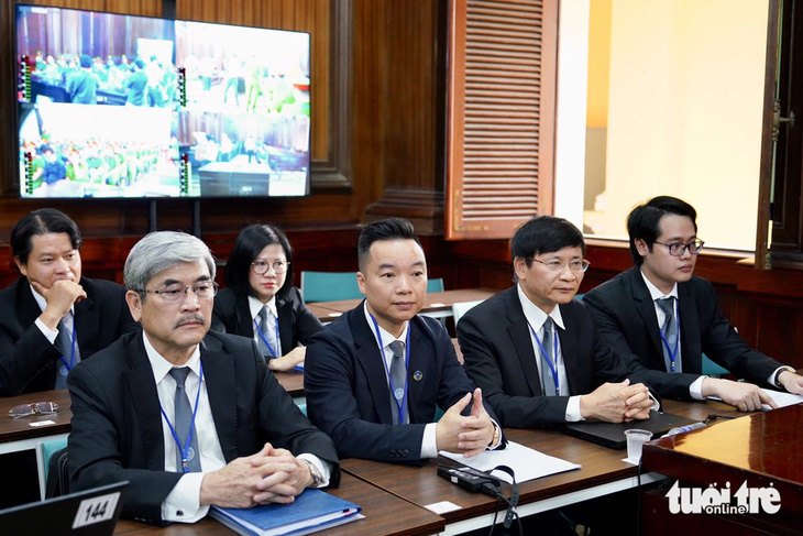 Các luật sư: Nguyễn Huy Thiệp, Giang Hồng Thanh, Trương Thanh Đức và Phan Minh Hoàng (hàng đầu) - Ảnh: HỮU HẠNH