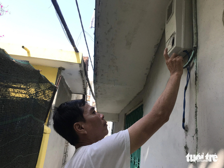 Người dân quận Hải Châu, Đà Nẵng kiểm tra số điện gia đình tiêu thụ trong tháng - Ảnh: HOÀI PHƯƠNG