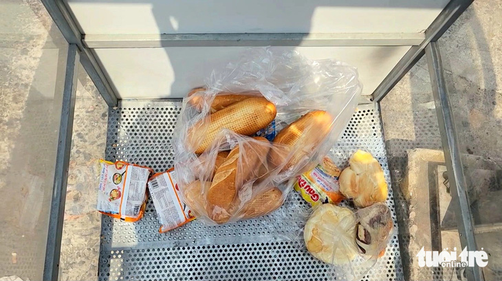 Bánh mì và mì gói bên trong tủ - Ảnh: NGỌC KHẢI