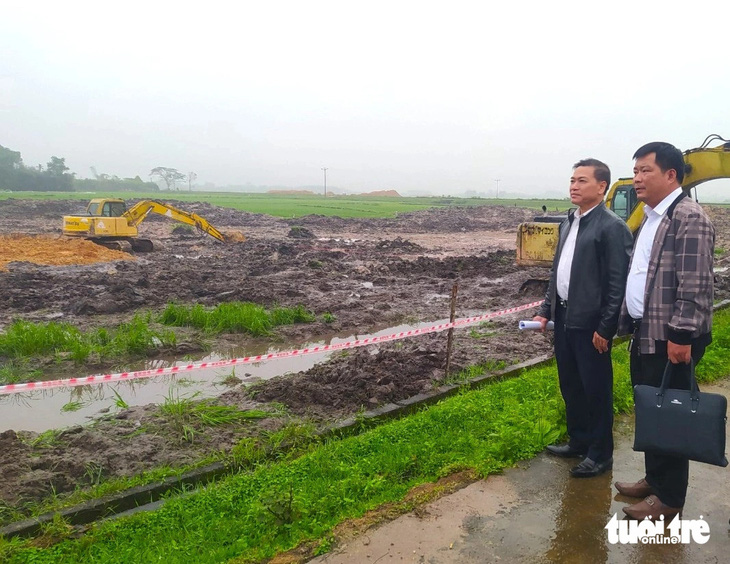Lãnh đạo UBND huyện Cẩm Xuyên kiểm tra hiện trường thi công móng cột đường dây 500kV mạch 3 tại xã Cẩm Mỹ - Ảnh: LÊ MINH