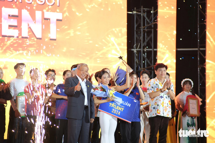 Sinh viên năm nhất Nguyễn Trúc Phương đoạt giải nhất tại cuộc thi HUTECH’s Got Talent 2024 - Ảnh: NGỌC PHƯỢNG