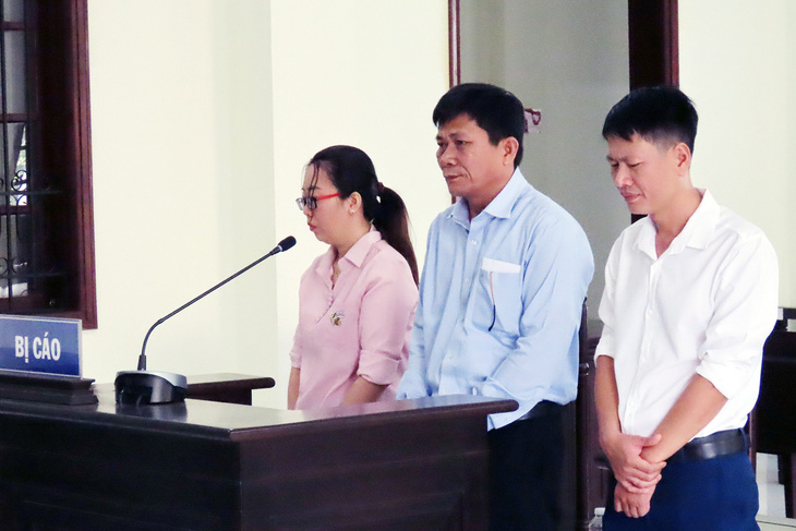 Cựu giám đốc CDC Bình Phước Nguyễn Văn Sáu (đứng giữa) bị tuyên phạt 3 năm tù về tội vi phạm quy định về đấu thầu gây hậu quả nghiêm trọng - Ảnh: A LỘC