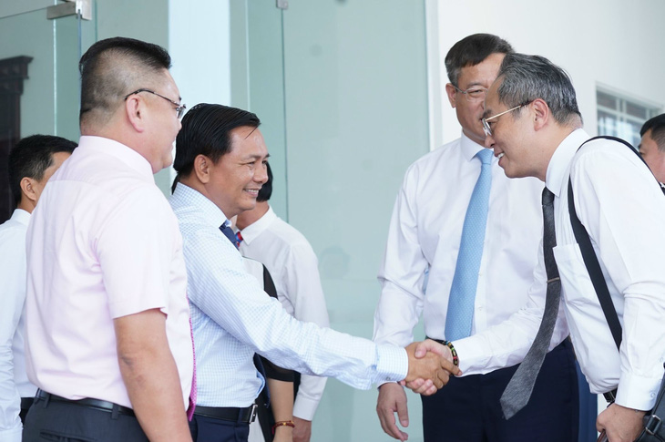 Chủ tịch UBND tỉnh Sóc Trăng Trần Văn Lâu (thứ hai từ trái sang) tiếp đoàn doanh nghiệp Trung Quốc đến địa phương tìm hiểu cơ hội hợp tác, đầu tư - Ảnh: KHẮC TÂM