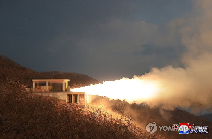 Triều Tiên công bố hình ảnh vụ thử nghiệm động cơ nhiên liệu rắn mới cho tên lửa siêu vượt âm tại Trạm phóng vệ tinh Sohae hôm 19-3 - Ảnh: KCNA