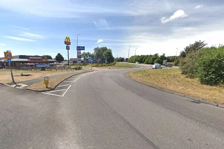 Vòng xuyến Trostre ở Llanelli, Carmarthenshire, Xứ Wales, nơi những người lái xe ô tô thường xuyên bị phạt nguội vì rẽ nhầm vào con đường ngay cạnh biển McDonald's - Ảnh: Google