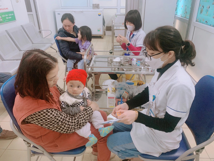 Bệnh nhi tiêm chủng vắc xin tại Bệnh viện Đa khoa Hà Đông (Hà Nội) - Ảnh: BVCC