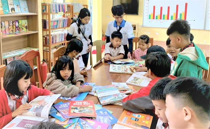 Các bạn nhỏ đọc sách trong thư viện từ dự án do Nhóm từ thiện Fly To Sky tặng - Ảnh: NVCC