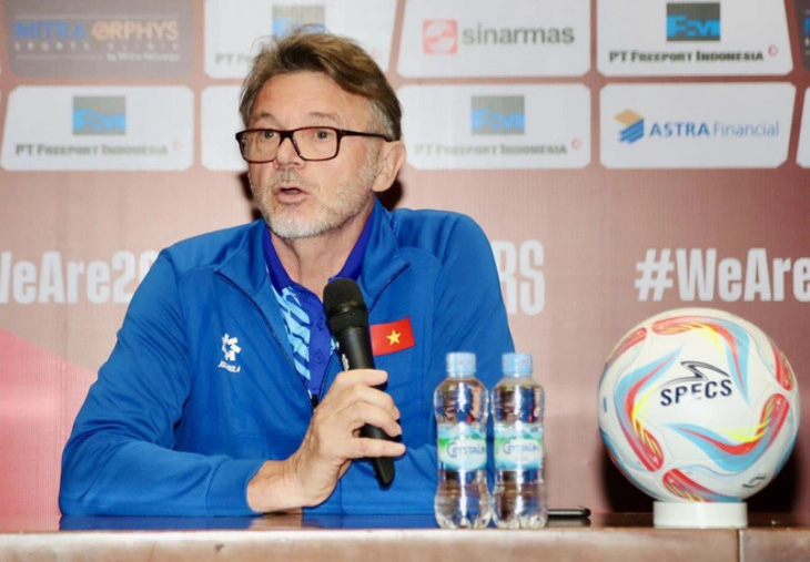 Huấn luyện viên Philippe Troussier trong buổi họp báo trước trận gặp Indonesia - Ảnh: NGUYÊN KHÔI