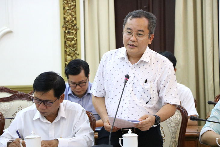 Ông Trần Thúc Chương - phó chủ tịch UBND quận 11 - chia sẻ tại buổi làm việc - Ảnh: CẨM NƯƠNG