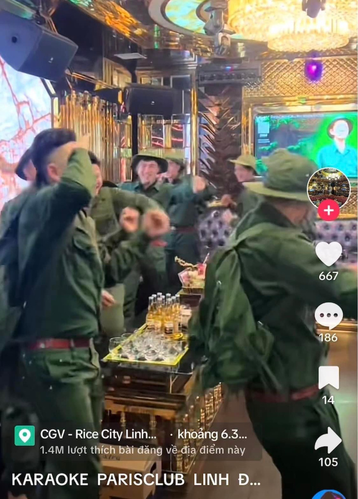 Những người mặc áo thanh niên xung phong hát hò trong quán karaoke - Ảnh: Chụp màn hình