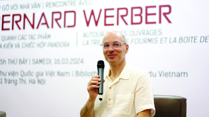 Nhà văn Bernard Werber tại Hà Nội tháng 3-2024. Ảnh: Minh Anh