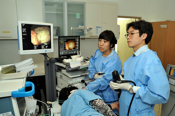 Nhân viên y tế điều trị cho bệnh nhân tại một bệnh viện ở Hàn Quốc. Ảnh: reporteasia.com