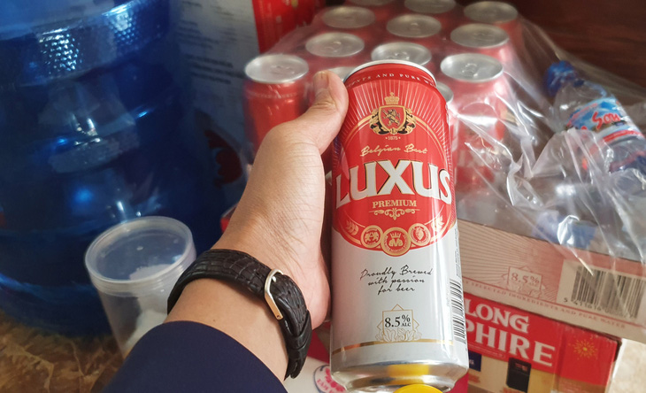 Sản phẩm bia Luxus được đơn vị trúng thầu nhập vào theo hóa đơn chỉ hơn 300.000 đồng/thùng, nhưng đến tay công nhân Công ty CP than Vàng Danh lại thành hơn 500.000 đồng - Ảnh: TIẾN THẮNG