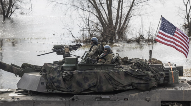 Lính Mỹ trên xe tăng Abrams tham gia cuộc tập trận của NATO ở Korzeniowa, Ba Lan ngày 4-3 - Ảnh: AFP
