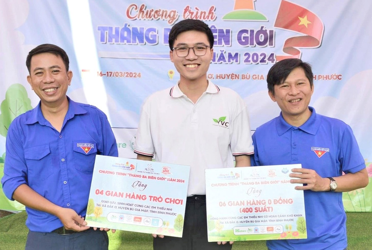 Lê Văn Phúc (giữa) trong chương trình “Tháng 3 biên giới” 2024 được nhóm cùng phối hợp tổ chức tại tỉnh Bình Phước mới đây - Ảnh: NVCC