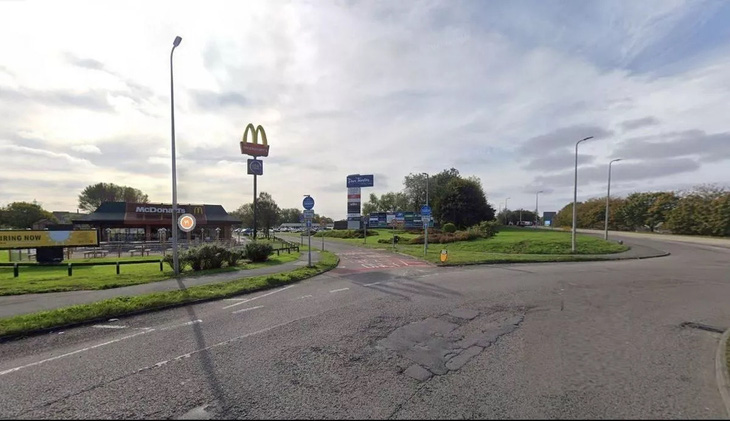 Mặc dù McDonald's rất gần đường, nhưng để vào đây tài xế sẽ phải đi đường vòng - Ảnh: Google