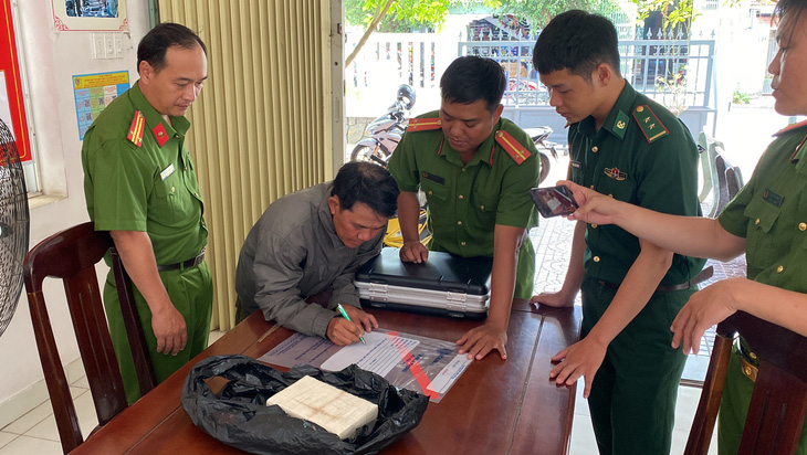 Người dân bàn giao vật thể lạ (nghi là ma túy) cho lực lượng chức năng xử lý - Ảnh: Bộ chỉ huy Bộ đội biên phòng tỉnh Phú Yên