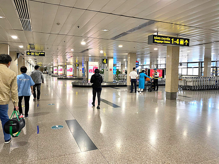 Cảnh vắng vẻ hiếm thấy ở khu vực lấy hành lý nhà ga nội địa sân bay Tân Sơn Nhất vào trưa 19-3 - Ảnh: NHƯ THỔ
