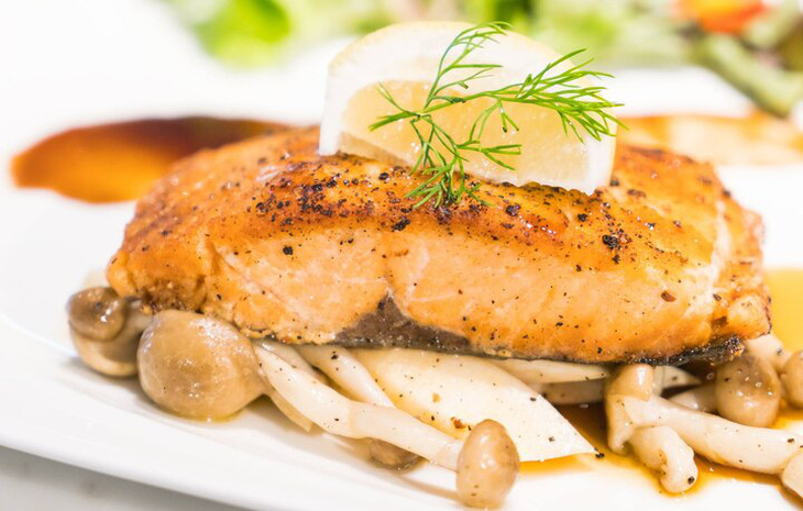 Món cá hồi xào với nấm là một lựa chọn tốt cho một bữa tối ấm cúng