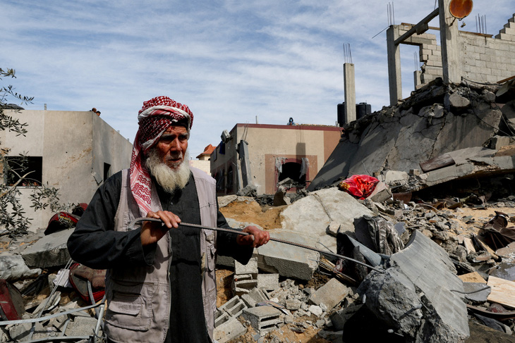 Một người Palestine đứng tại ngôi nhà bị Israel tấn công ở Rafah, phía nam Dải Gaza ngày 1-3 - Ảnh: REUTERS