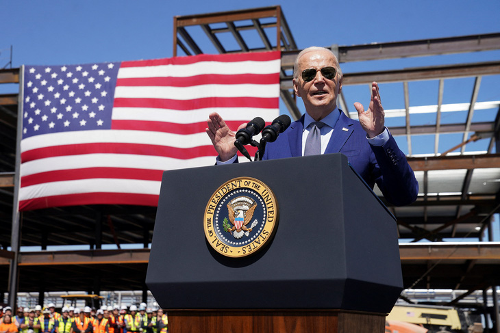 Tổng thống Mỹ Joe Biden phát biểu tại nhà máy Intel tại bang Arizona ngày 20-3 - Ảnh: REUTERS