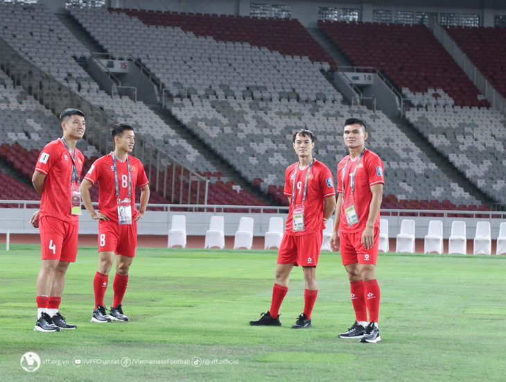 Các tuyển thủ Việt Nam tham quan sân Gelora Bung Karno - Ảnh: VFF