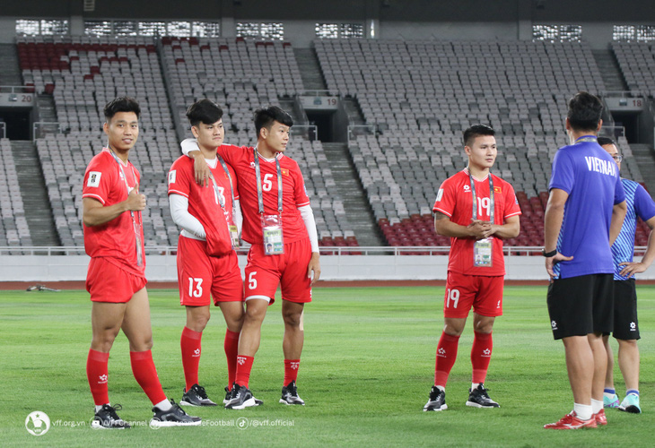 Quang Hải (phải) cùng các đồng đội đã sẵn sàng cho trận đấu - Ảnh: VFF
