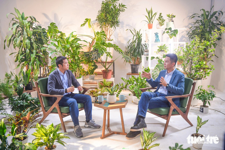 Founder Là Việt Coffee - ông Trần Nhật Quang (bìa phải) trò chuyện với ông Nguyễn Tiến Huy - Tổng giám đốc Pencil Group, Trưởng ban Nội dung CSMO Miền Nam trong tập 2 của Đi cùng thương hiệu: Walk & Talk năm 2024 - Ảnh: QUANG ĐỊNH